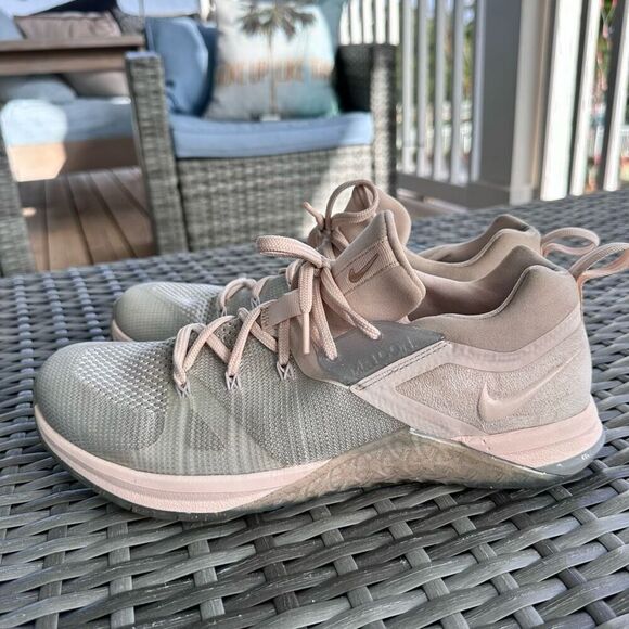 Nike Metcon Flyknit 3 Running Shoe Sneaker Womens 12 Matte Silver Guava Ice BQ87 - Picture 1 of 11
